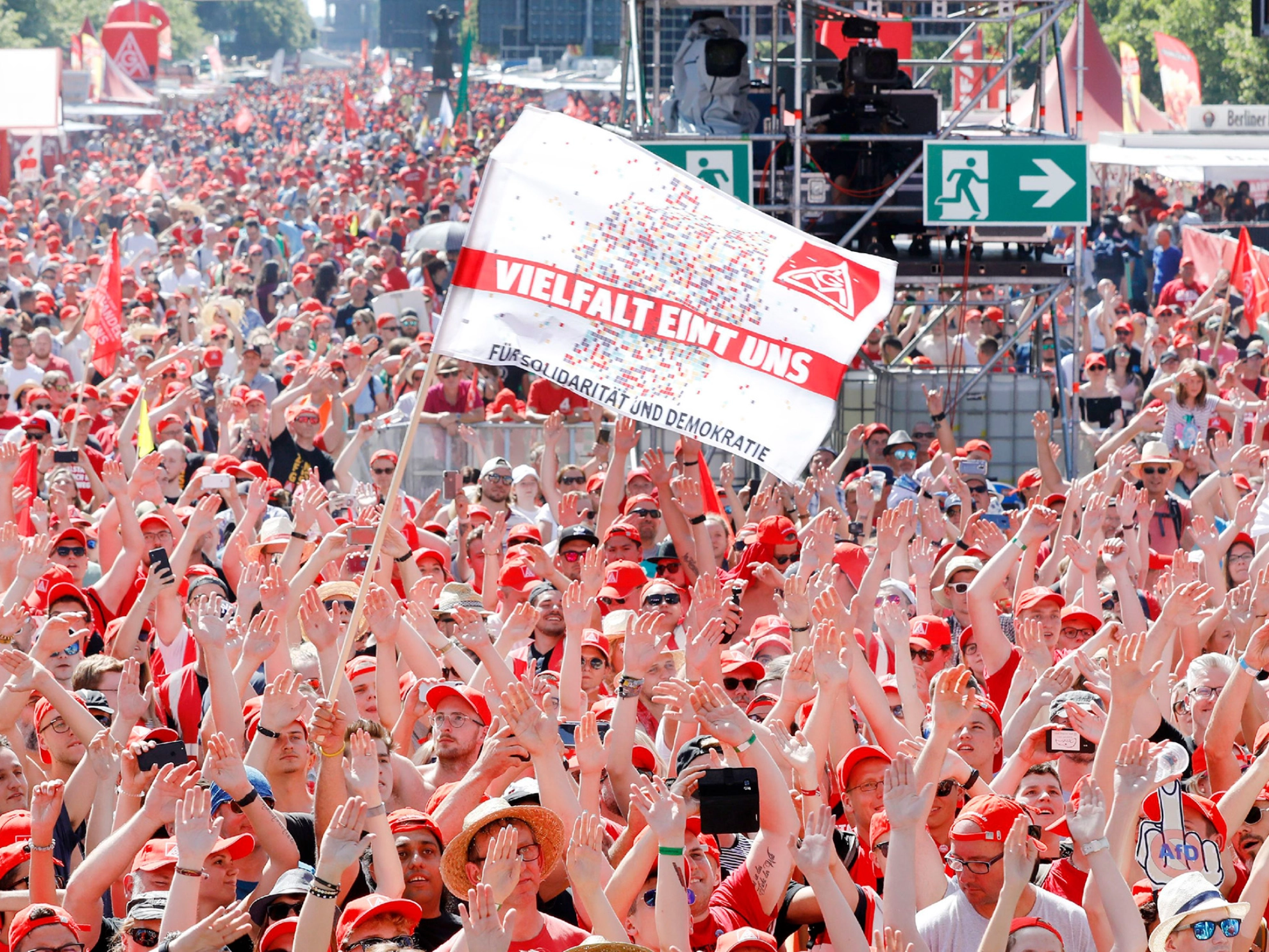 "Vielfalt eint uns"-Banner auf der Fairwandel-Kundgebung in Berlin